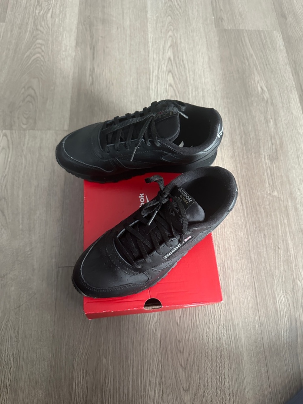 Reebok Men's Black Leather Sneakers with Subtle Branding - Picture 6 of 6
